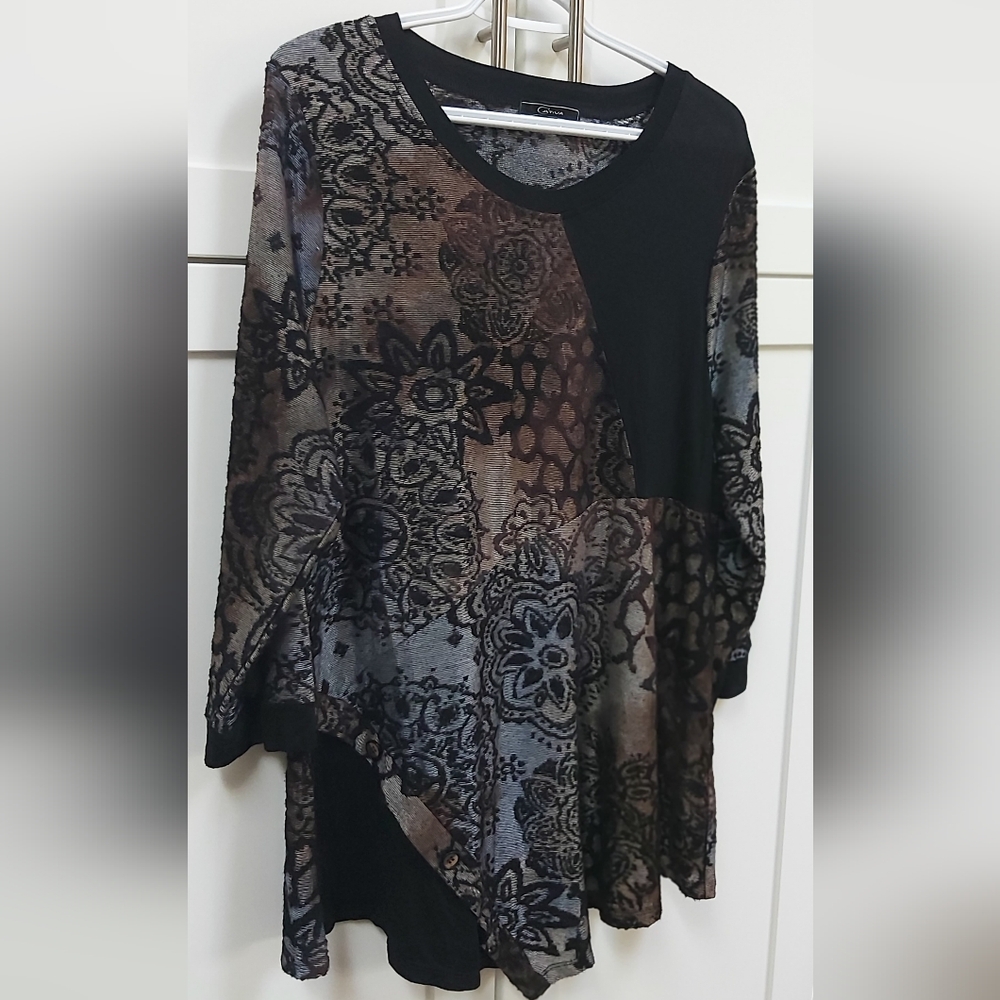 Cativa Patterned Tunic Top - Picture 2 of 7